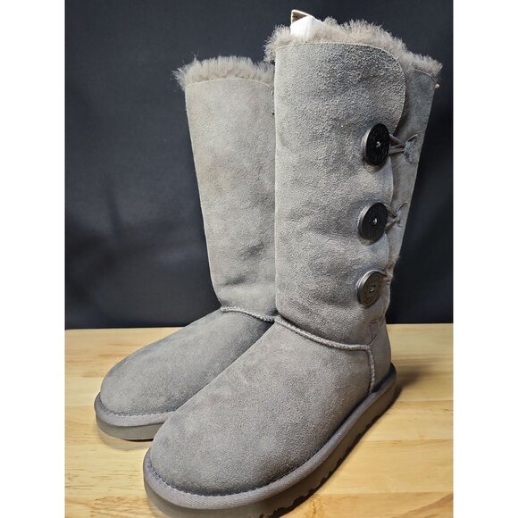 UGG boot w bailey button triplet gray size 5 - Picture 1 of 7